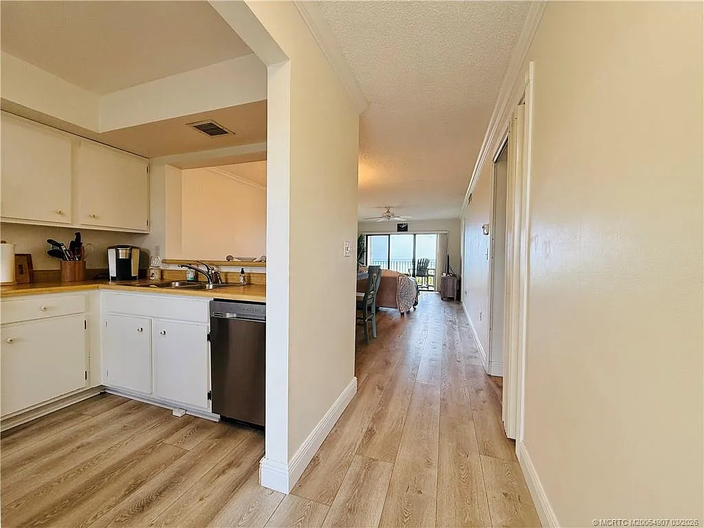 2 bed, 2.0 bath, 1053 sqft, $2,200 — Photo 2