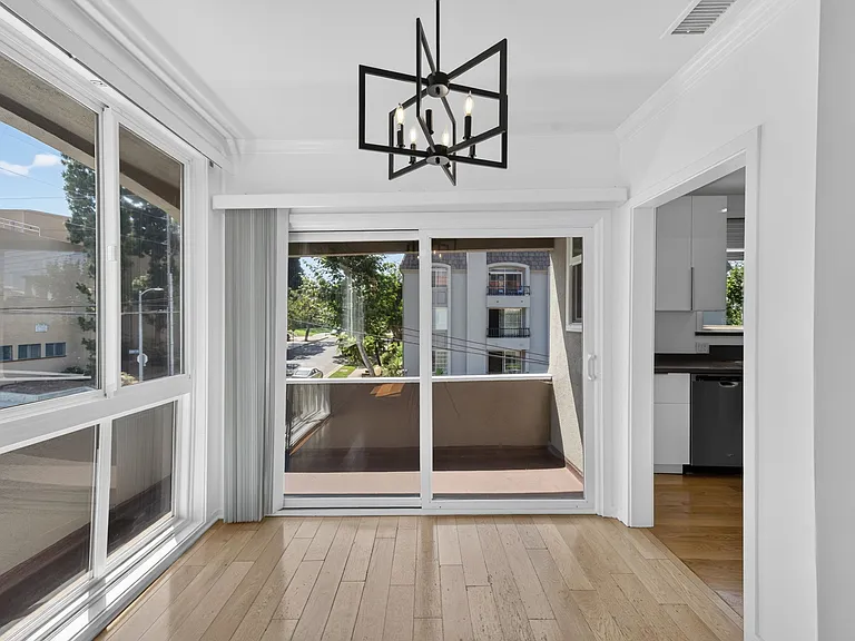 LARGE DINING ROOM AREA