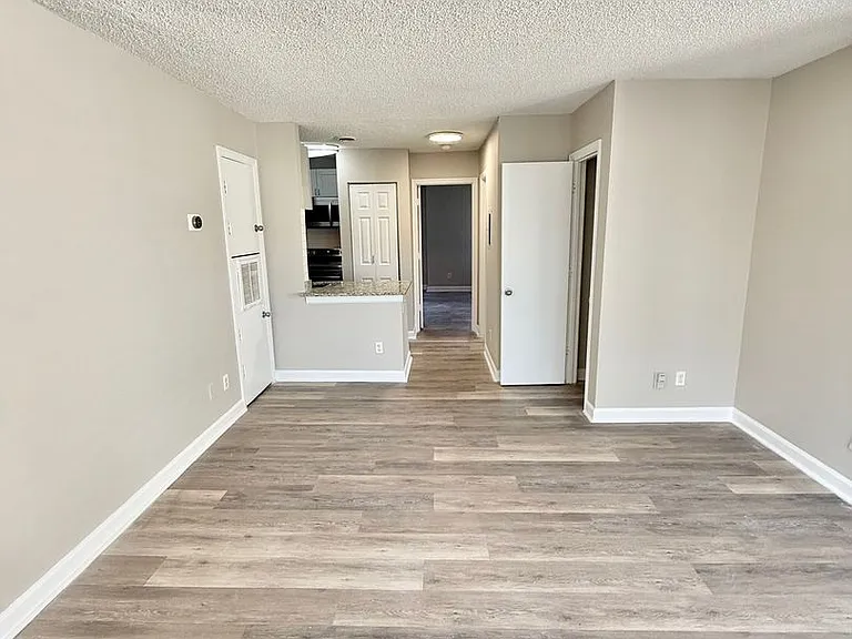 415 W 10th St — Photo 14