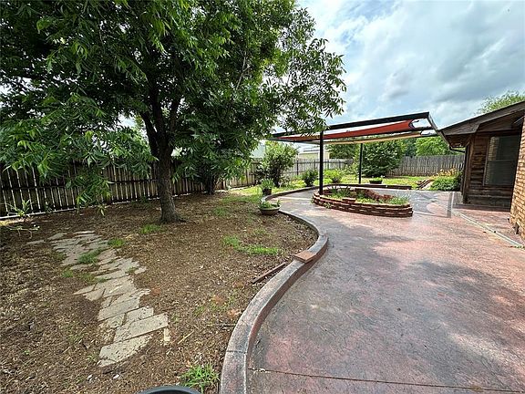 2nd image of 2308 Lynn Ln
