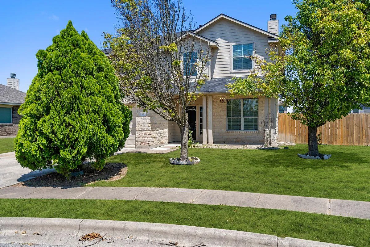 4 bed, 2.5 bath, 2423 sqft, $2,500 — Photo 2