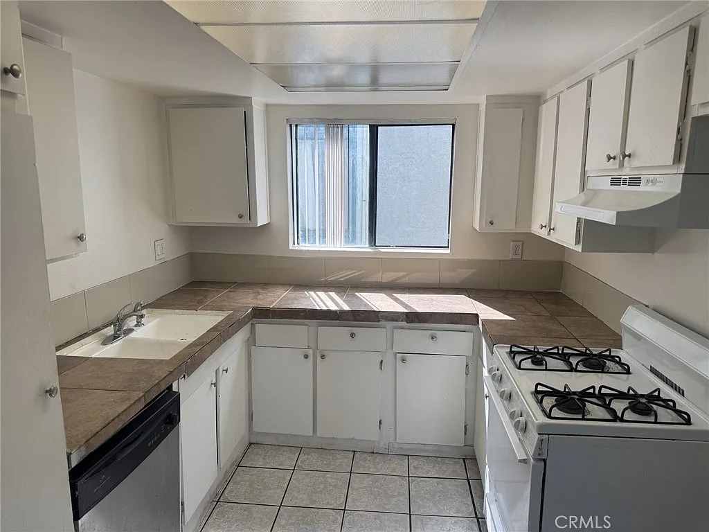 2 bed, 779 sqft, $2,395 — Photo 2