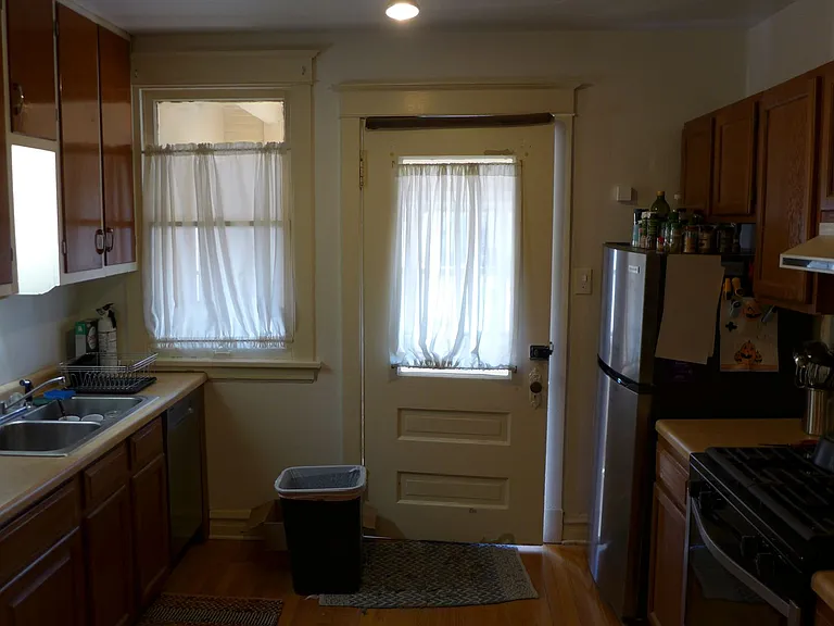 136 Elgin Ave — Photo 5