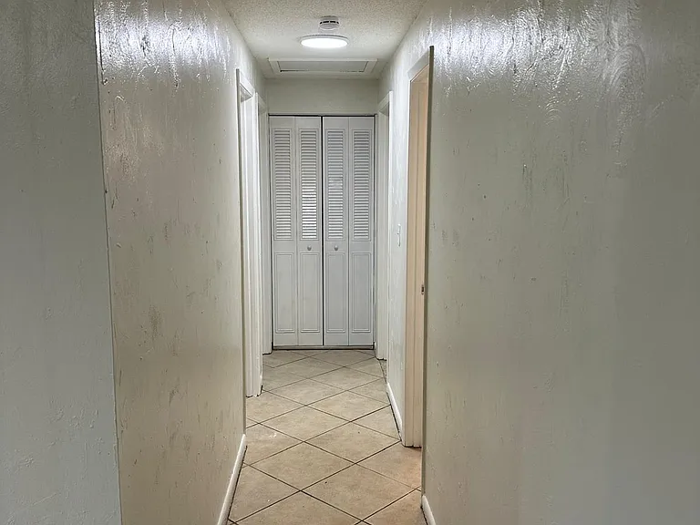 591 Cambridge Cir — Photo 2