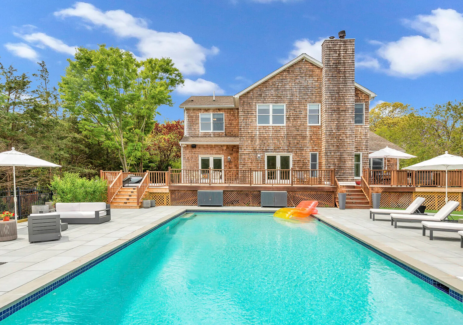Classic-style Hamptons home, heated freshwater pool — Photo 1