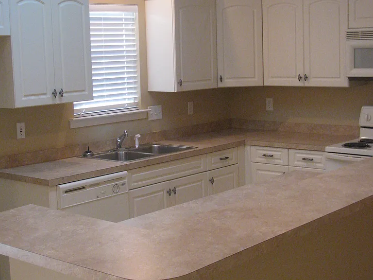 1537 Hawthorne Ln — Photo 2
