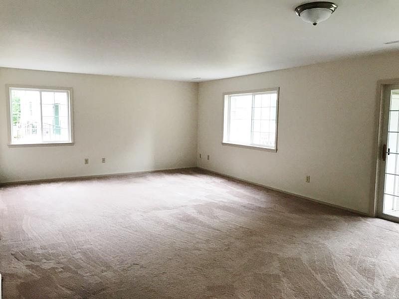 2nd image of 61 Oakbrook Cmns
