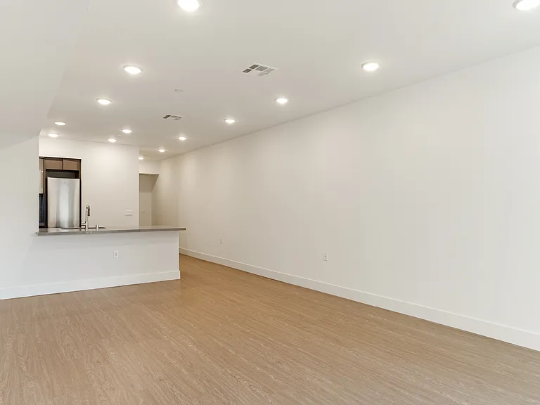 837 Harvard — Photo 37