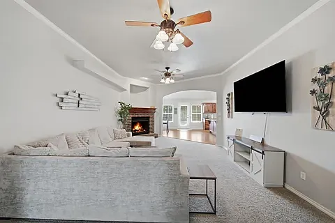 4 bed, 2385 sqft, $2,600 — Photo 3