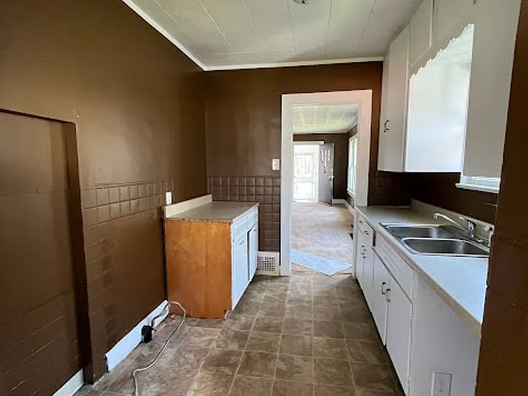 455 Allenford St — Photo 7