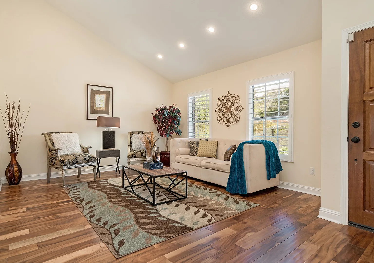 Gorgeous Upgraded Tamarack Point Home With Remodeled Dream Kitchen & West Facing Yard! — Photo 2