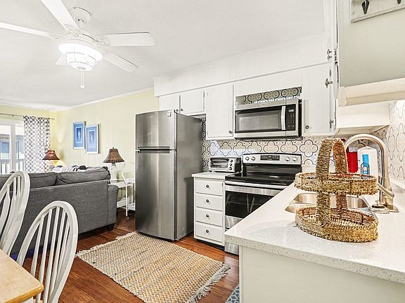 4th image of 401 Hillside Dr. N #2F