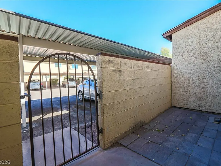 566 Kristin Ln — Photo 15