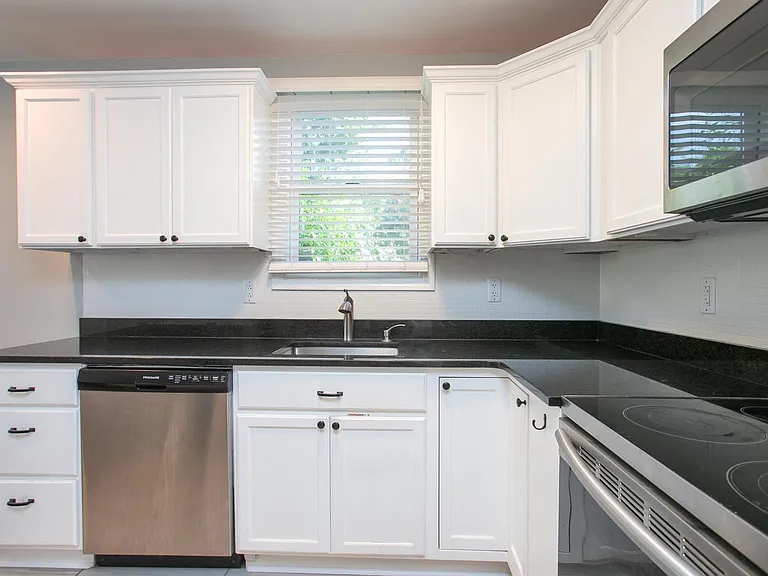 1005 Malquin Dr — Photo 9