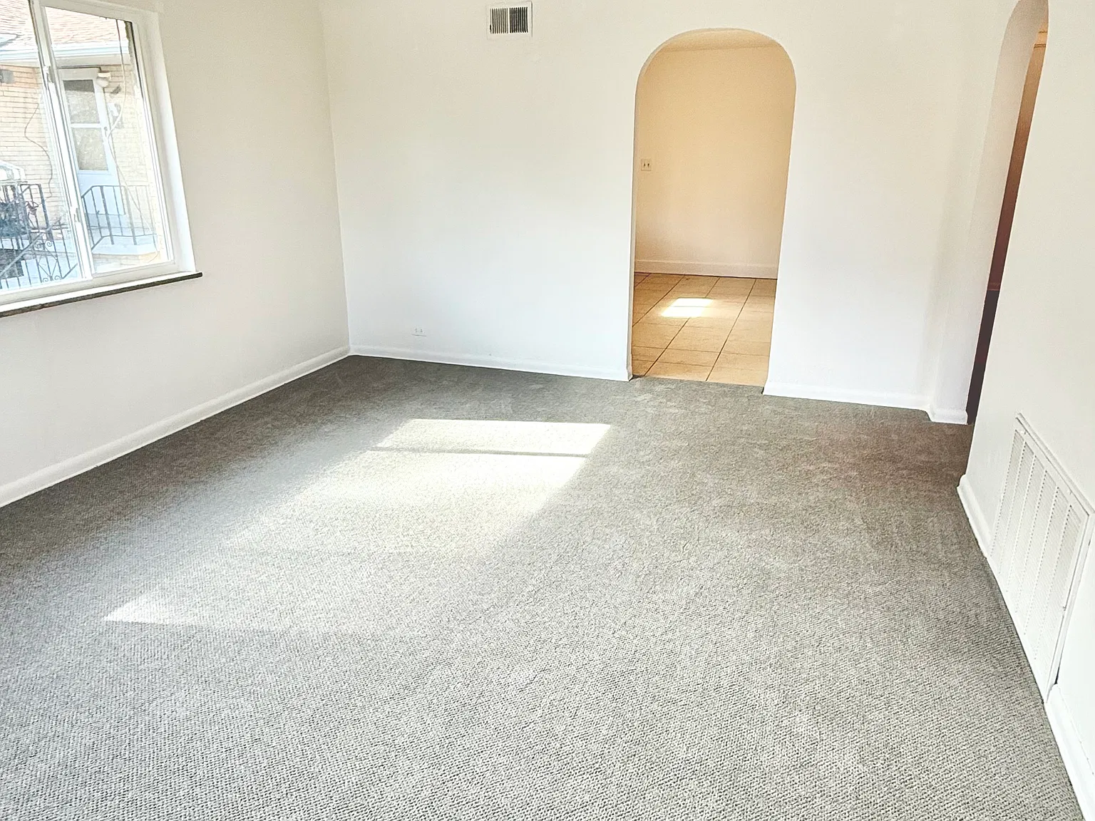 2 bed, 927 sqft, $1,575 — Photo 2