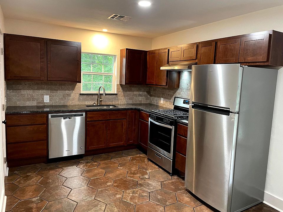 1st image of 406 College Ave #408