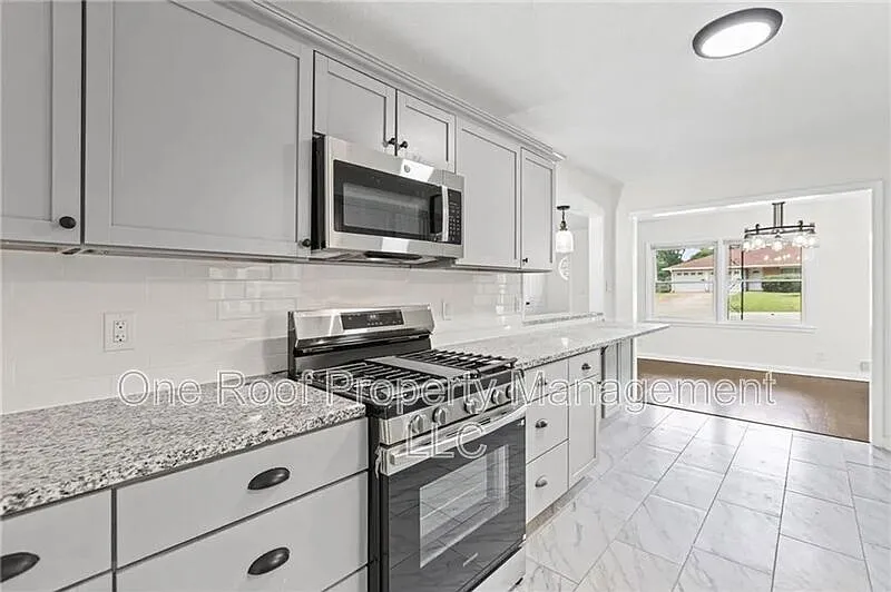4 bed, 2.0 bath, 2792 sqft, $2,395 — Photo 4