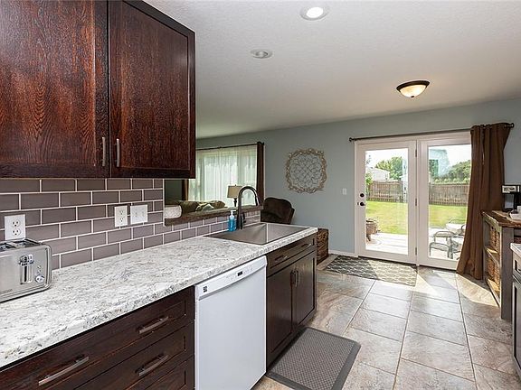 5th image of 600 SE Westgate Dr