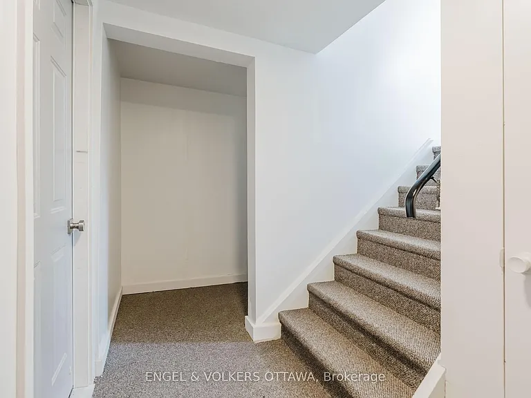 896 Pinewood Cres #3 — Photo 27