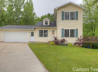 482 Country Mdws NE, Comstock Park, MI 49321