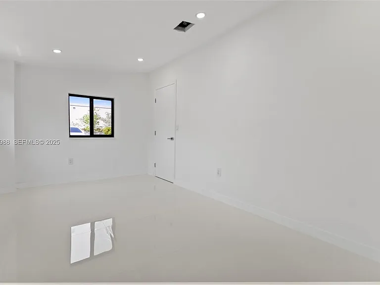 1640 NE 183rd St — Photo 33