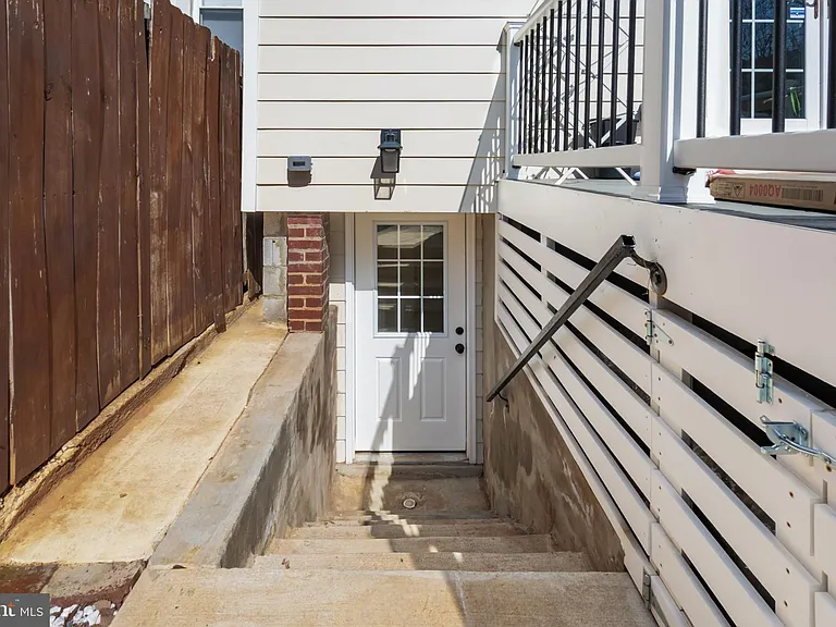 1319 C St NE #B — Photo 24