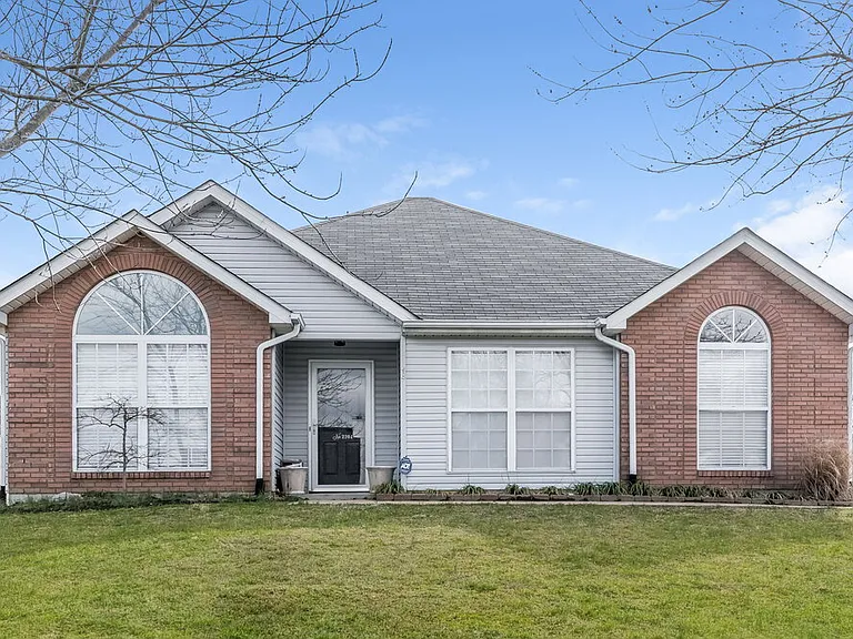 2204 Joann Dr — Photo 1