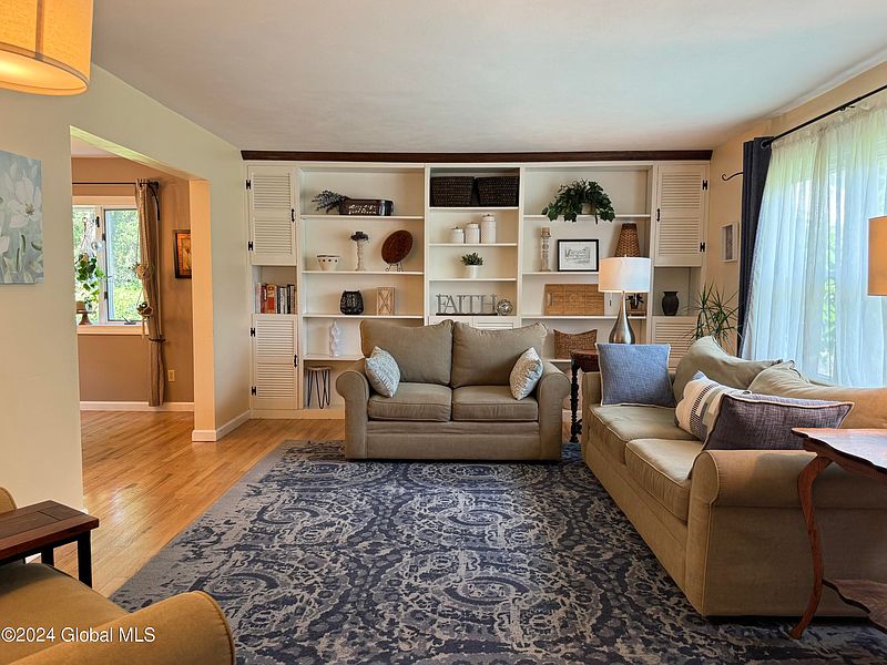 4th image of 136 Oxford Court