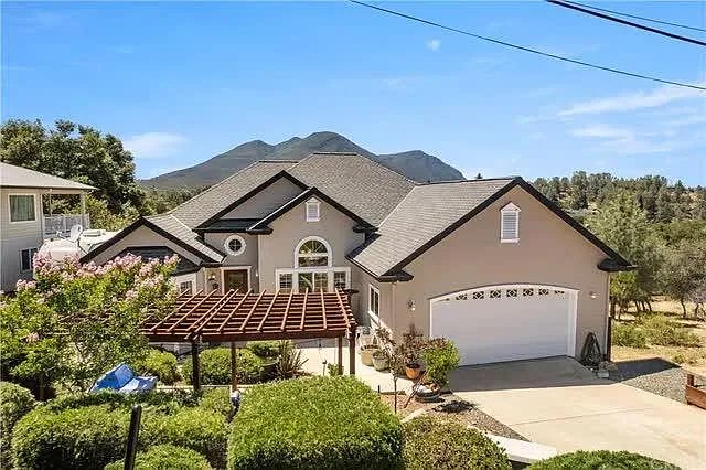 10692 Sunset Ridge Dr — Photo 1