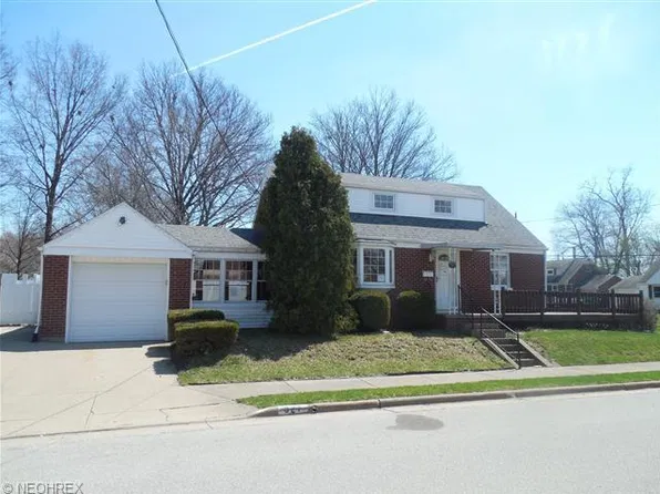 327 Viking St NW, North Canton, OH 44720