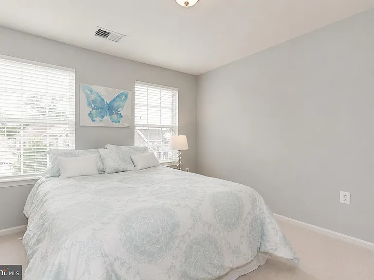 120 Nassau Dr — Photo 22
