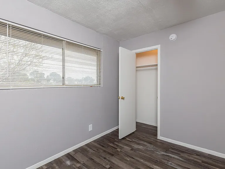Wilshire Manor — Photo 17