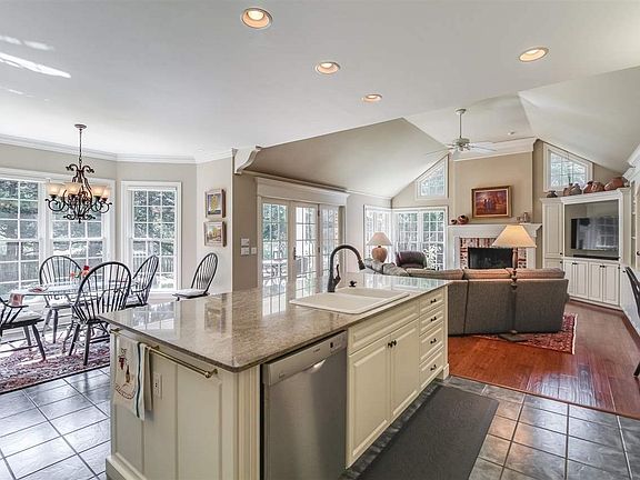 5th image of 2207 S Oak Trail Dr