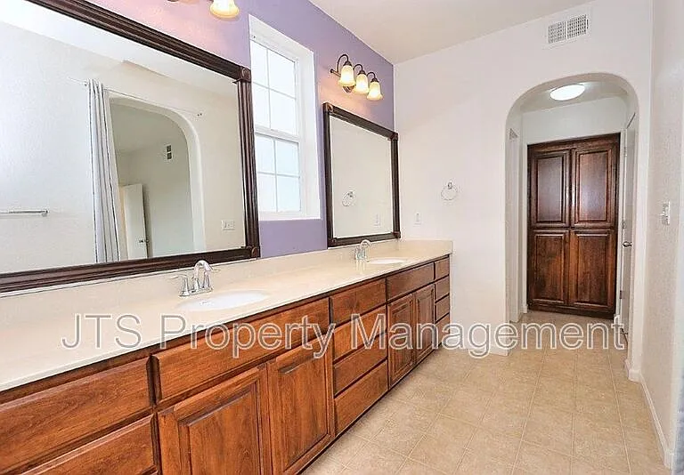 10921 Oakham Dr — Photo 30
