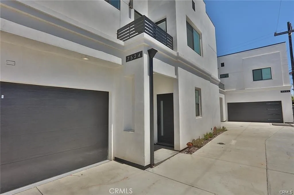 4 bed, 4944 sqft, $4,200 — Photo 2