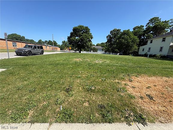 3rd image of 2343 N Ridge Rd E