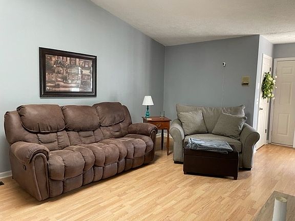 4th image of 104 Hickory Way N