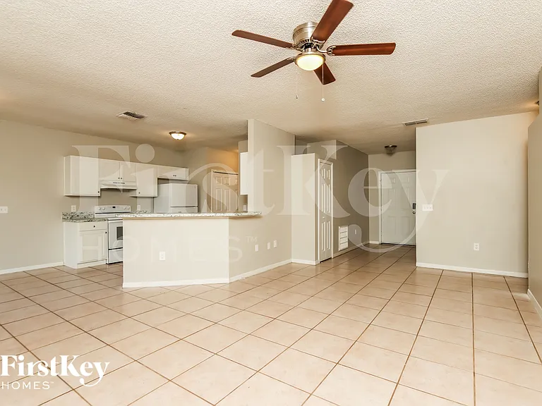 1201 Schumann Dr — Photo 4