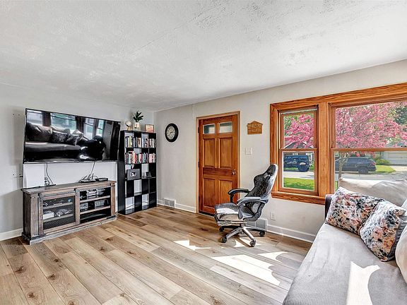 4th image of 1449 Garland St