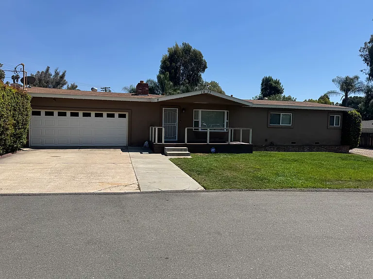 1877 Honeysuckle Ln — Photo 1