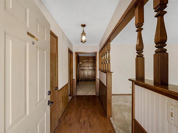 2nd image of 707 NW Heinzwood Cir