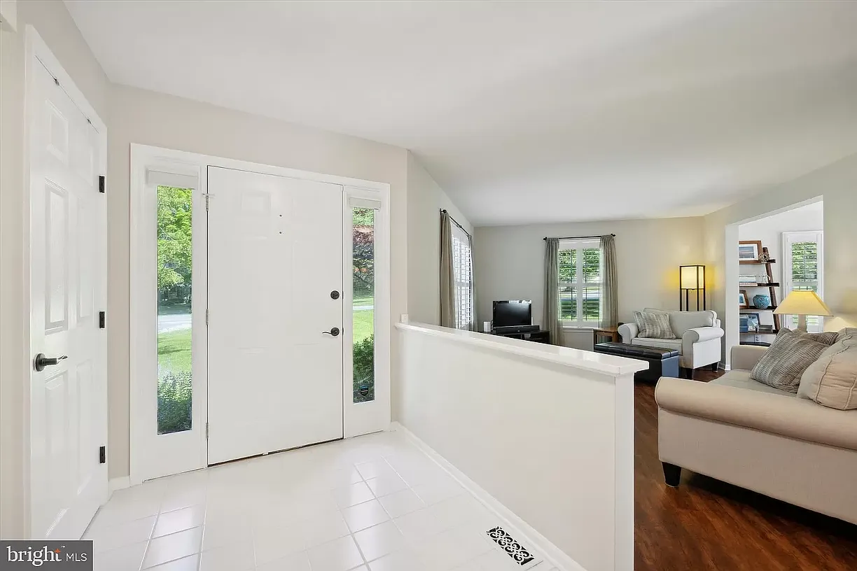 3 bed, 2202 sqft, $3,675 — Photo 3