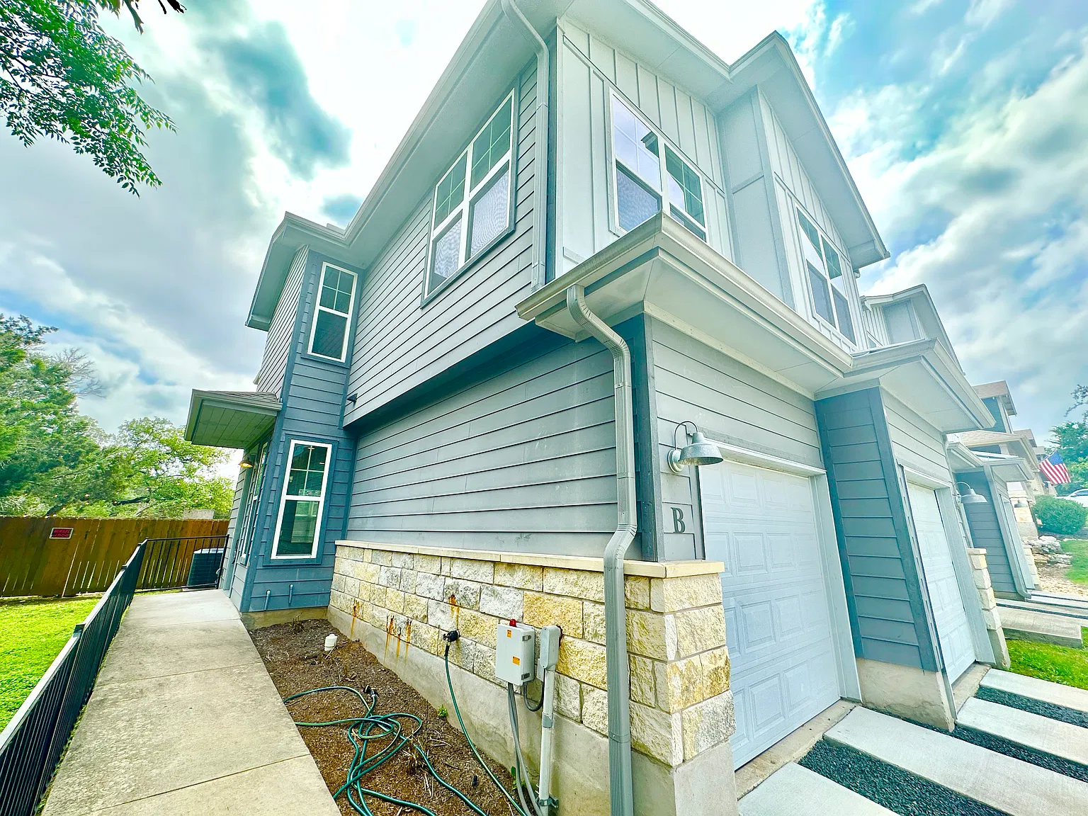 3 bed, 2.5 bath, 1900 sqft, $2,349 — Photo 2