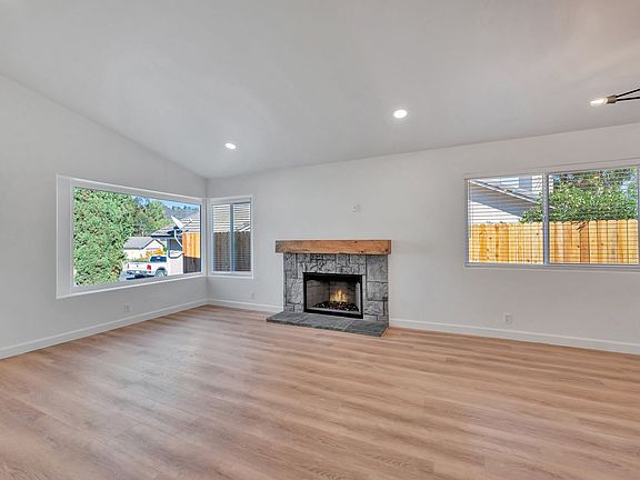 4th image of 683 Dane Dr