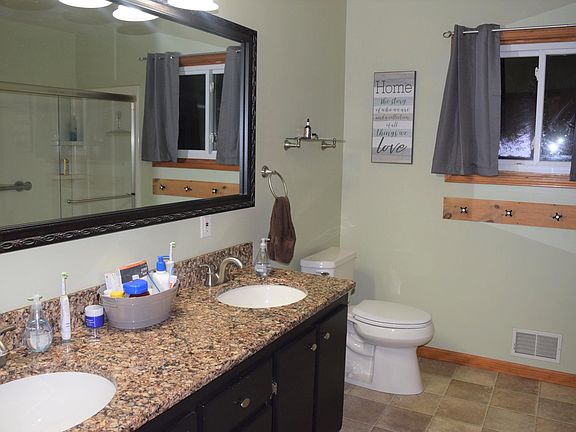 5th image of 3255 Bennington Dr NE