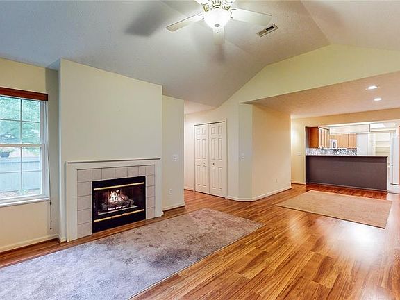 4th image of 3978 Villas Dr