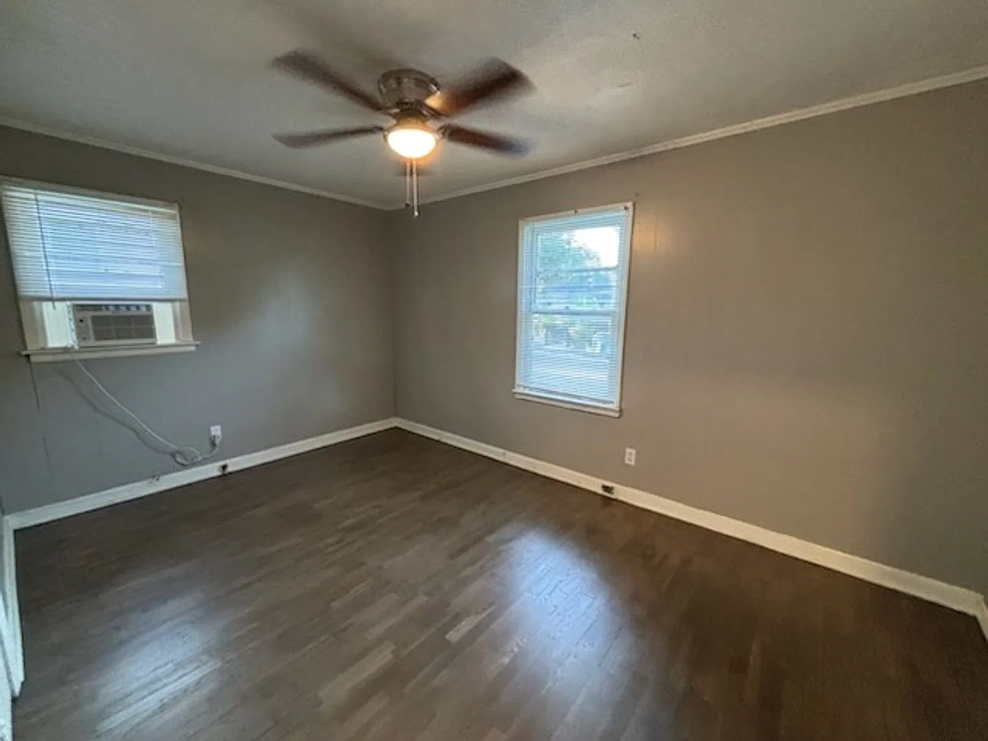 Spacious 2/1 House! Available For Immediate Move In. — Photo 4