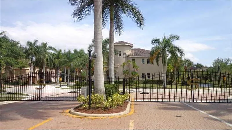 4 bed, 2.5 bath, 2868 sqft, $5,400 — Photo 1