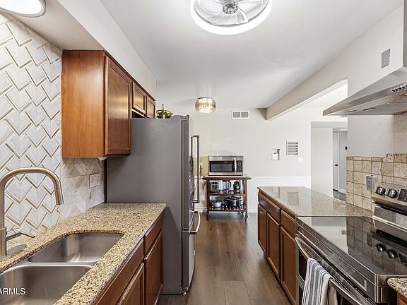 4th image of 543 E FRANKLIN Avenue