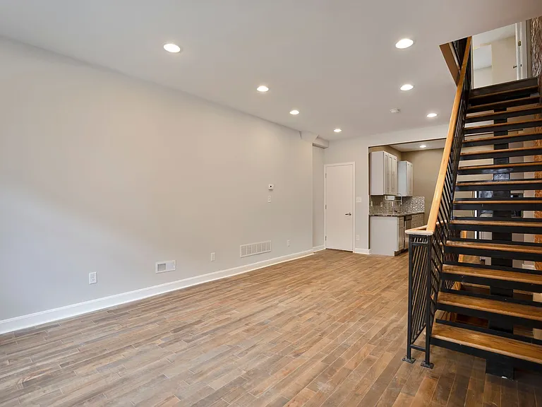 2515 Ingersoll St — Photo 10